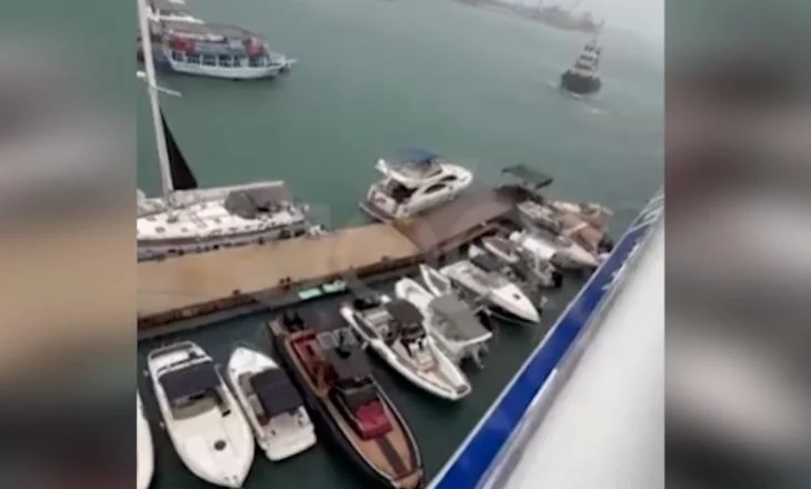 E rëndë/ Stuhia këput litarin e tragetit në Vlorë, dëmtohet në krah marinari