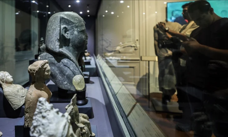 Egjipt, ekspozohen artefaktet e nxjerra nga qyteti i fundosur në Mesdhe
