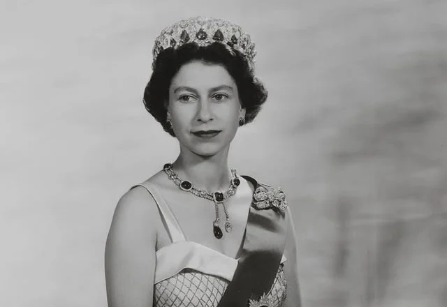 Ekspozita e paharrueshme për Mbretëreshën Elisabet II: Stili dhe eleganca në 100 vjetorin e lindjes