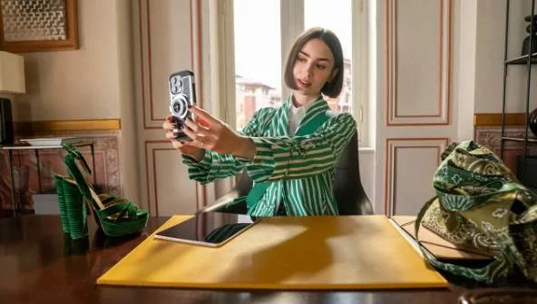 “Emily in Paris” rikthehet me sezonin e pestë – këtë herë në Itali!