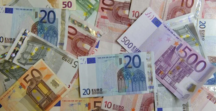 Euro prek minimumin historik, ekspertët: Ja faktorë që ndikojnë në zhvlerësimin e monedhës
