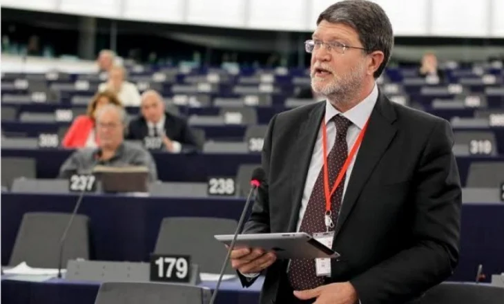 Eurodeputeti flet për përkeqësim të krizës nën regjimin Vuçiç: Serbia po jeton në gjendje të jashtëzakonshme, bllokim institucional i thellë