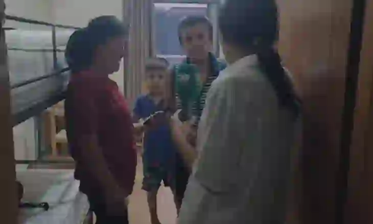 Evakuimi i banorëve nga fshatrat e Gramshit pas zjarreve, 32 familje akomodohen në konviktin e qytetit