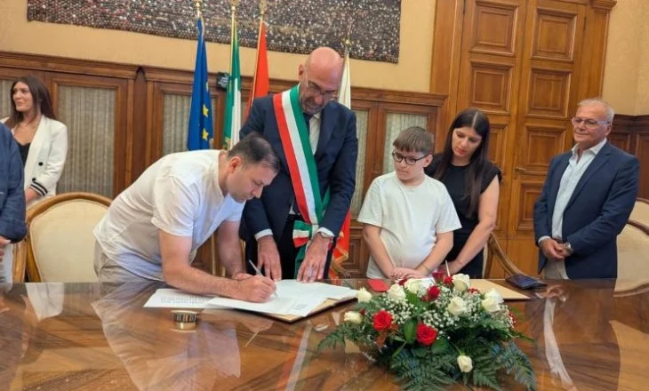 Familja shqiptare merr nënshtetësinë italiane në Bari, ditën përkujtimit të eksodit të vitit 1991