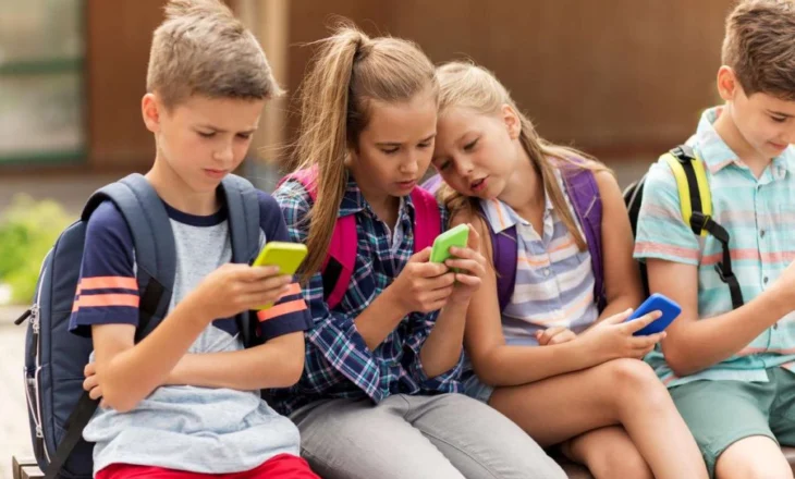 Fëmijët nuk ndahen dot nga rrjetet sociale dhe kjo po u dëmton shëndetin