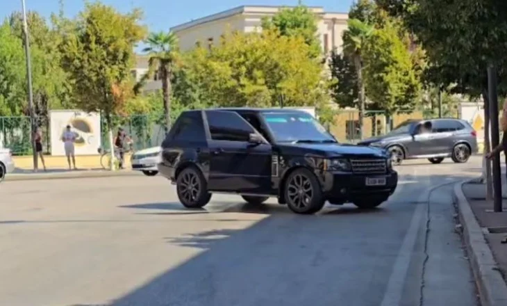 Fier/ 17-vjeçari me ‘Land Rover’ përplas këmbësorin, dërgohet në gjendje të rëndë në spital