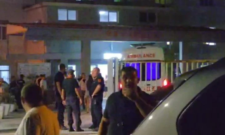 Fier, sherr me thika me njëri tjetrin, 2 të rinj përfundojnë në spital