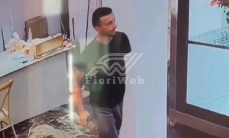 Fier – Vidhet një telefon në dyqanin “Gold Flowers” pranë Bar Rinisë, kërkohet ndihma e qytetarëve për identifikimin e autorit