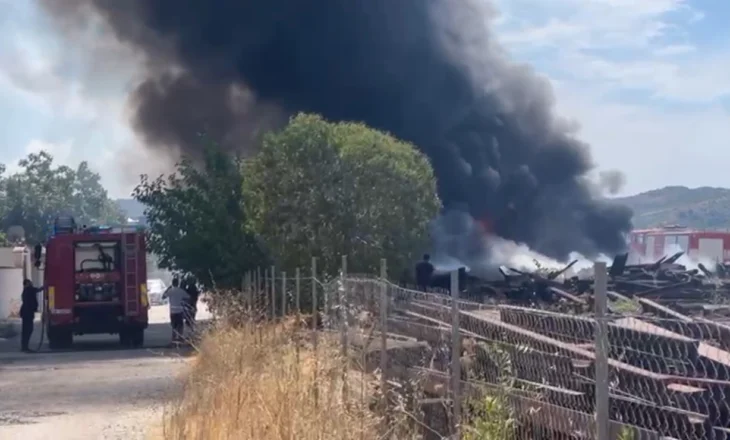 Fier – Zjarr i madh pranë hekurudhës, digjen trarë druri, tymi mbulon qytetin