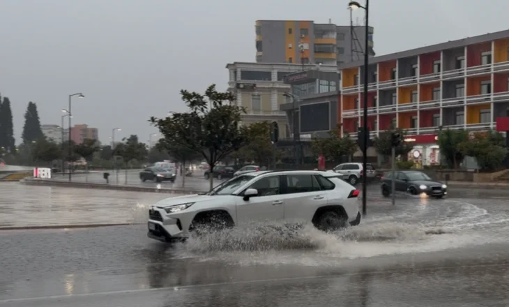 Fieri përfshihet nga reshje të dendura shiu, trafik dhe ndërprerje energjie në disa zona