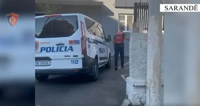 Finiq, ndezi zjarr në fushën e sportit duke djegur../ Pranga 20 vjeçarit