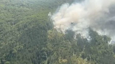 Flakët dalin sërish jashtë kontrollit në Kurorën e Dardhës në Pukë, për ndihmë shkon një helikopter