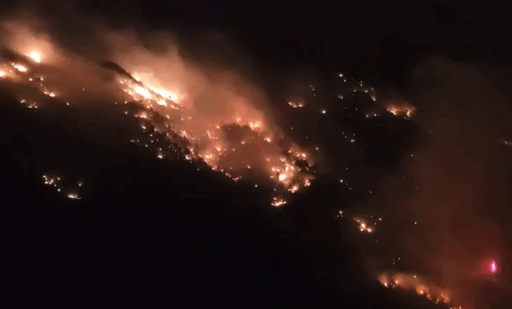 Flakët në Delvinë dalin jashtë kontrollit, arrijnë afër puseve të naftës! Zjarri po ‘zbret’ në lagjen ‘Llakë’ të qytetit