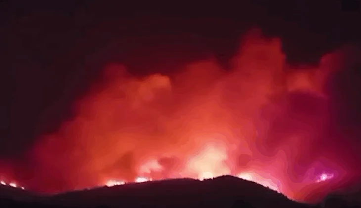 Flakët në Delvinë jashtë kontrollit, arrijnë afër puseve të naftës