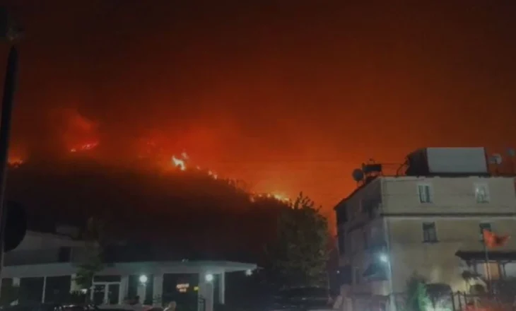 Flakët në faqen e malit mbi Delvinë po afrohen pranë puseve të gazit, dhjetëra zjarrfikëse po tentojnë shuarjen e zjarrit