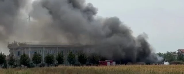 Flakët rrezikojnë banesat dhe restorantin në Lezhë, zjarrfikësit në terren