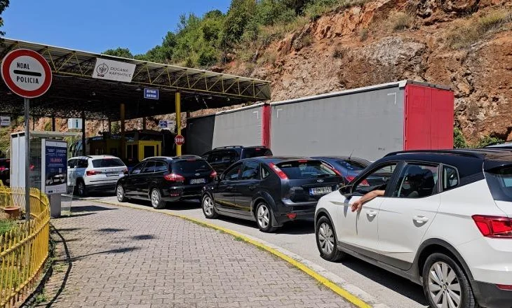 Fluks emigrantësh në Kapshticë dhe Qafë-Thanë, mbi 11 mijë në hyrje dhe rreth 9 mijë në dalje vetëm dje