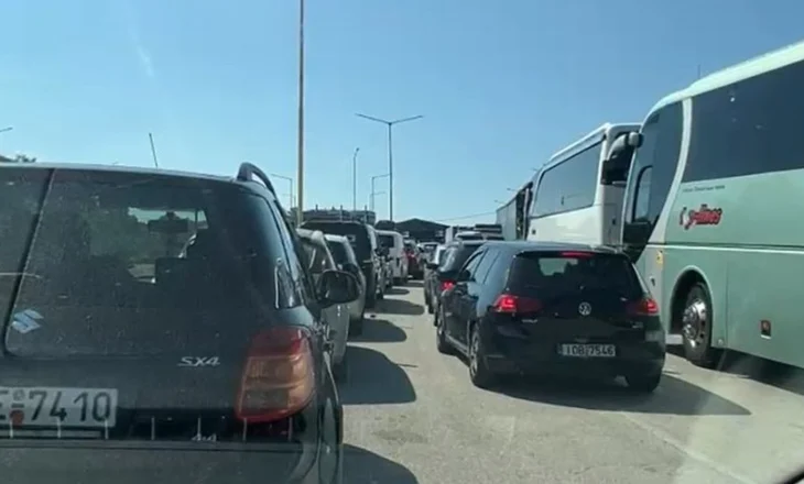 Fluks hyrjesh në Kakavijë, policia kufitare: Pala greke shtoi sportelet, po punohet me ritme të shpejta