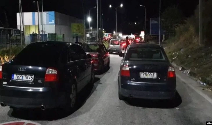 Fluks i lartë hyrjesh nga Greqia drejt Shqipërisë, dhjetëra automjete në radhë për të kaluar kufirin