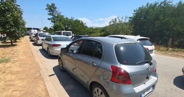 Fluks i lartë lëvizjesh/ Pushuesit nuk ndalen, rradhë të gjata në të dy anët e kufirit me Maqedoninë e Veriut