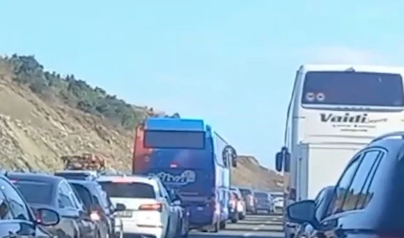 Fluks i lartë mjetesh në ‘Rrugën e Kombit’, pritje e gjatë dhe radhë 10 kilometra