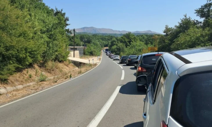 Fluks i madh udhëtarësh në pikën kufitare të Muriqanit/ Trafik i rënduar, pritje me orë të zgjatura në 40 gradë C