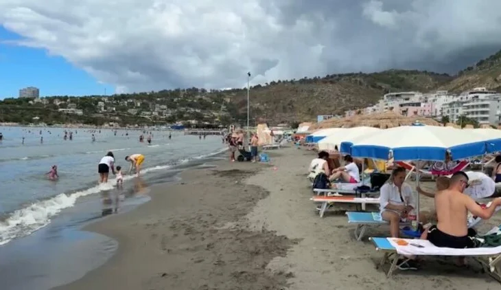 Fluks në bregdetin e Durrësit dhe Shëngjinit/ Pushuesit kthehen në plazh pas stuhisë