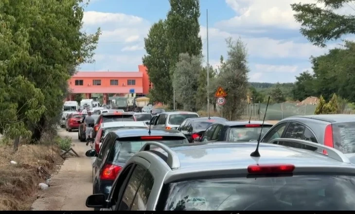 Fluks në doganën e Qafë-Thanës, makinat në radhë kilometrike
