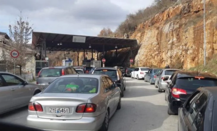 Fluks në pikën e kalimit kufitar të Kapshticës, dhjetëra mjete drejt vendit tonë