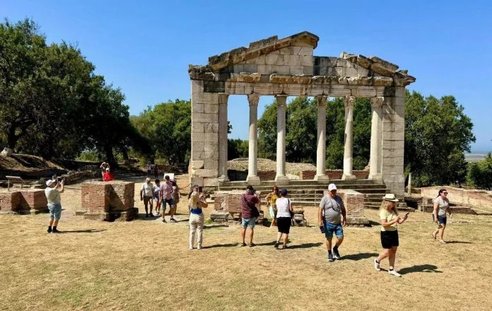 Fluks turistësh në Apoloni, Rama ndan pamjet