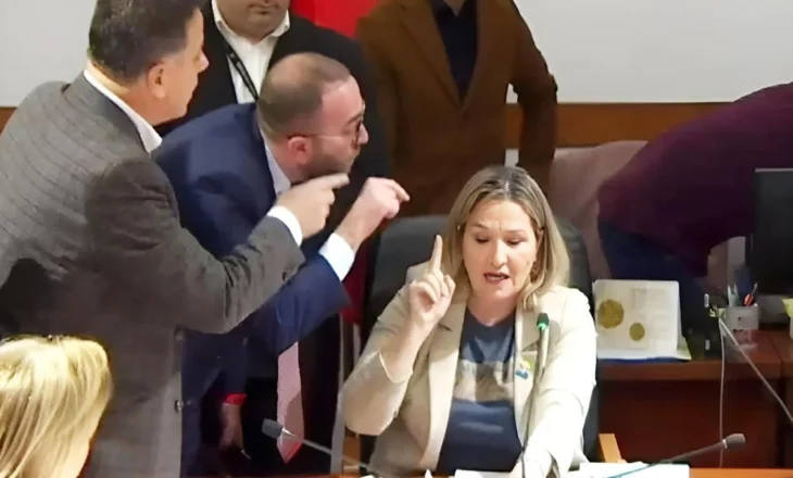 Flutura Açka shpërthen ndaj Gaz Bardhut: Me ne e shante Berishën, humbës ekzemplar