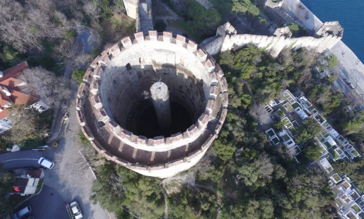 Fortifikata e Rumeli Hisarit e ngritur nga ana e Sulltan Mehmetit të Dytë me 1452