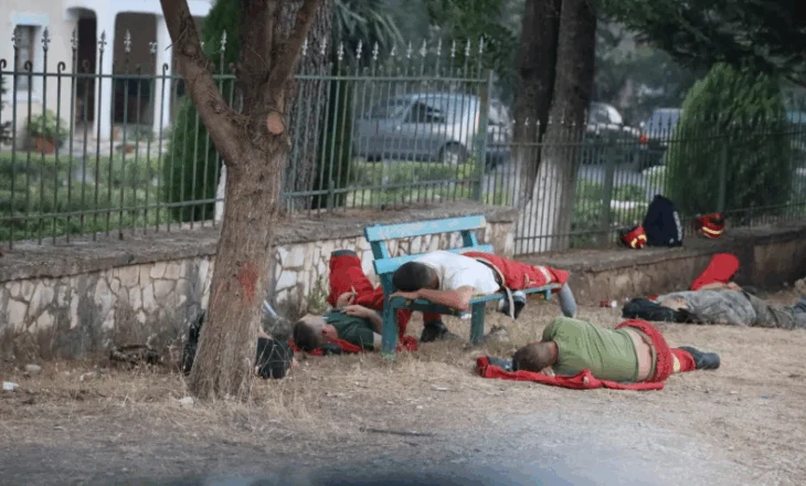 Foto e Ditës: Zjarrfikës të shtrirë përtokë në Delvinë
