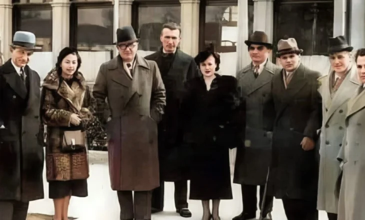 Foto e rrallë e ajkës së Shqipërisë në vitin 1938! Nga Lasgushi te Asdreni, përpara Kafes së Madhe në Shkodër
