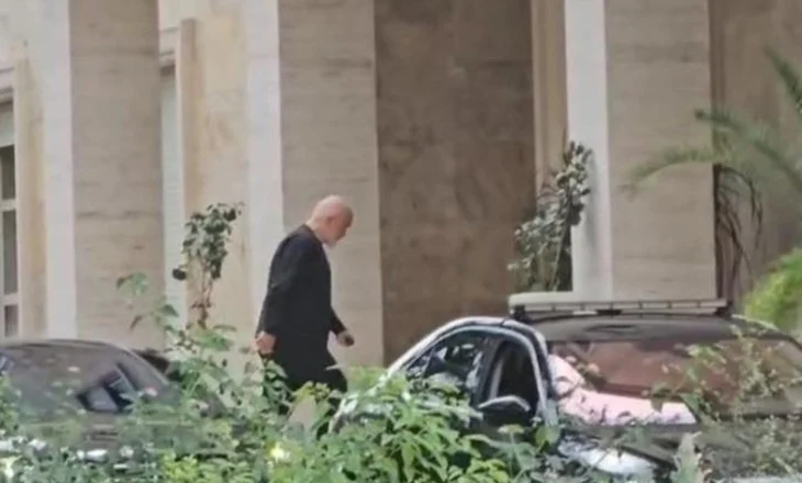 FOTO/ Kryeministri përfundon pushimet dhe kthehet në zyrë, gati të zbulojë kabinetin qeveritar “Rama 4”