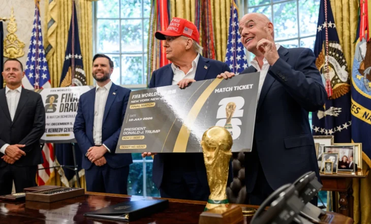FOTO/ Kupa e Botës në futboll në 2026, Trump merr biletën e parë simbolike të finales së Botërorit. Zbulohen detajet