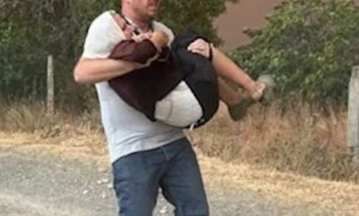 FOTO-LAJM/ Oficeri hero nuk heziton, futet në mes të flakëve merr në krahë të moshuarën dhe e largon nga zjarri