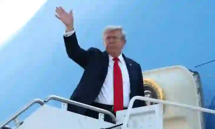 Foto-lajm! Trump hipën në Air Force One, përshëndet me dorë por nuk flet para mediave