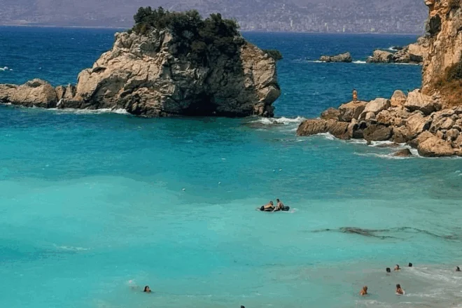 Foto nga Shpella e Pëllumbave dhe Plazhi i  Pasqyrave, Rama: Dy perla të Jonit