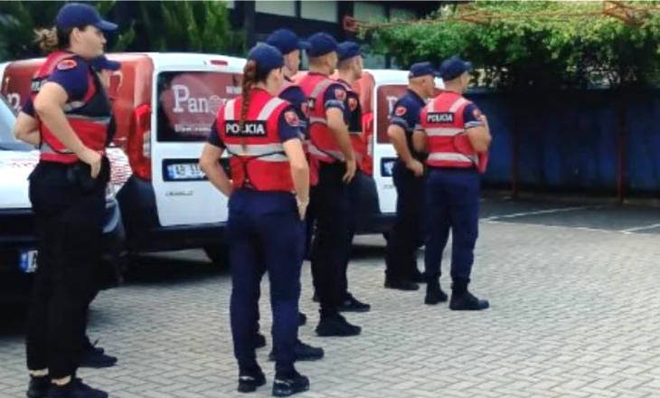 FOTO – Policia rrethon News24, kërkon nxjerrjen me forcë nga ambjentet, gazetarëve u ndalohet hyrja
