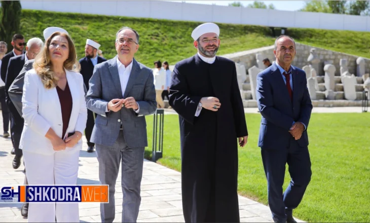 FOTO – Presidenti i Republikës Bajram Begaj viziton Xhaminë e Plumbit, pritet nga myftiu Muhamed Sytari