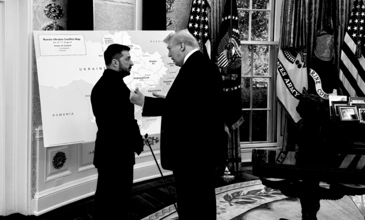 FOTO/ Trump pret Zelenskyn me hartën e territoreve ukrainase të pushtuara nga Rusia