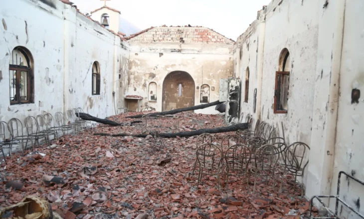 FOTO/ Zjarret nuk kursejnë as kishat