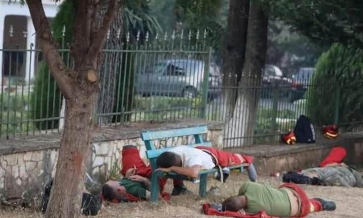 FOTOLAJM: Delvina pas një nate ferri! Ushtarët e rraskapitur flenë në tokë