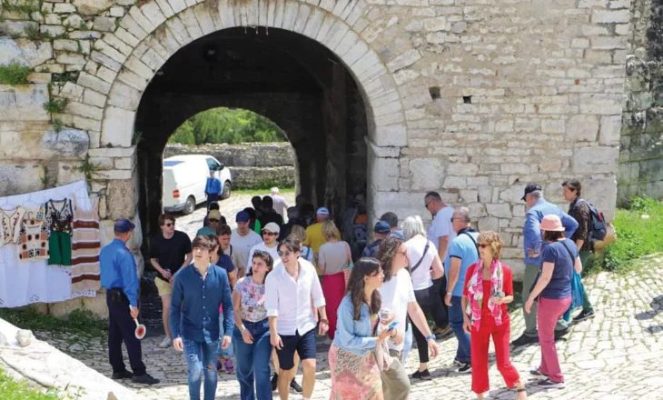 Franca dhe Gjermania, dy “pushtuesit” e rinj të Shqipërisë, zëvendësojnë italianët 