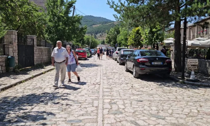 “Freski dhe ajër i pastër”/ Fluks në Voskopojë, atraksioni natyror mbetet destinacioni i preferuar i turistëve në juglindje
