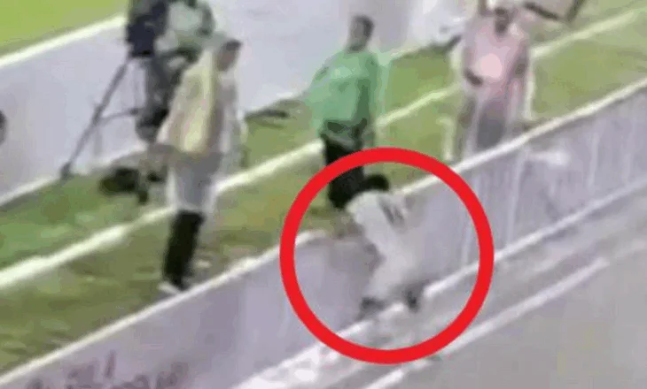 Frikë e madhe në stadium, festa e pamenduar e futbollistit për pak u kthye në tragjedi (video)