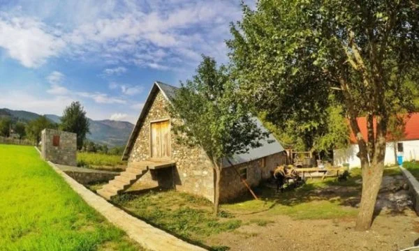 Fshati që ka vetëm shqiptarë por ku nuk lejohet të flitet shqip