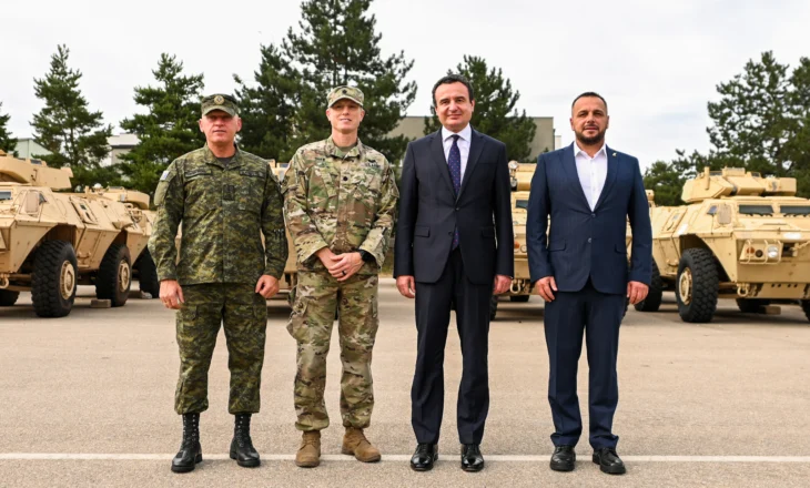 FSK-ja i pranon autoblindat e blera në ShBA, kryeministri Kurti: Një hap i rëndësishëm në fuqizimin e kapaciteteve mbrojtëse të vendit.