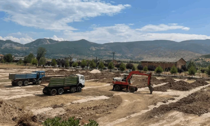 Fushat e reja në Prrenjas, përfundon instalimi i sistemit të drenazhimit. Nis së shpejti shtrimi i tapetit
